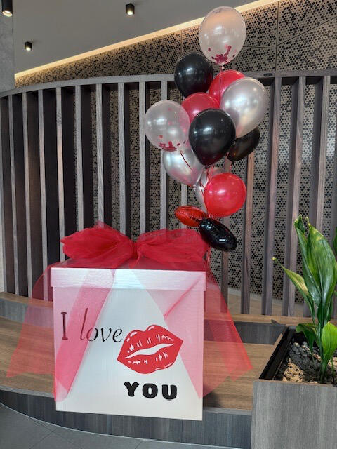 Romantic white gift box with red tulle, "I love YOU" message and a red lipstick kiss design. Includes a bunch of red, black, silver and clear balloons — perfect for Valentine's Day, anniversaries or romantic surprises.